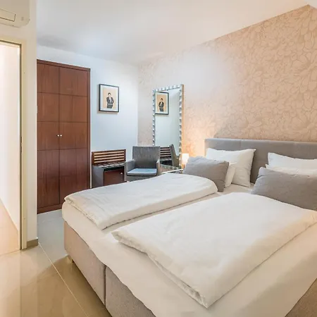 Best Western Plus Celebrity Suites-2
